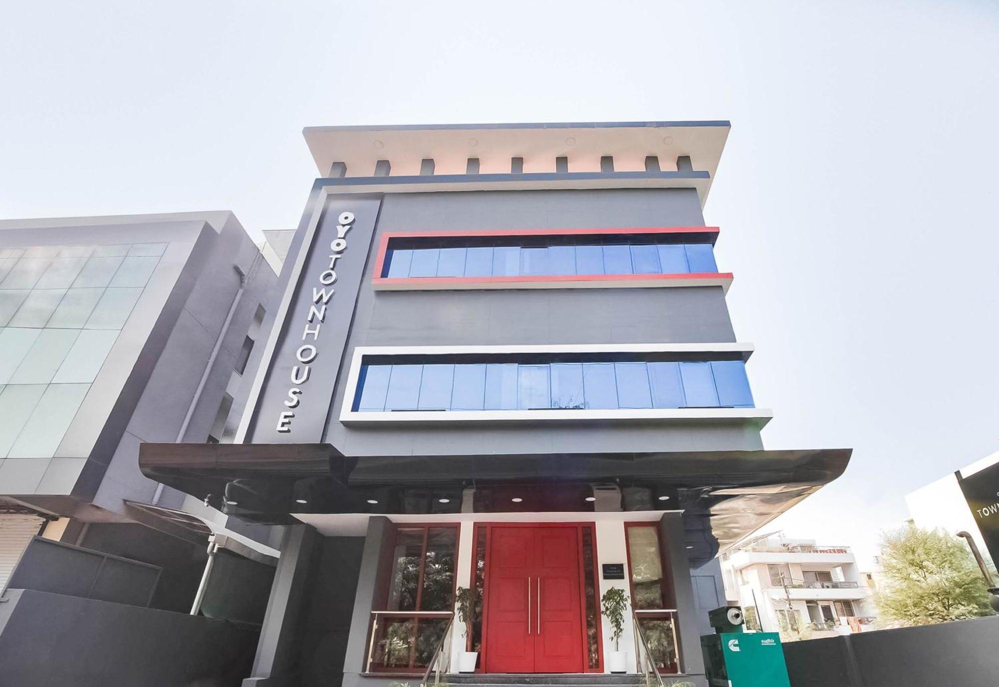 Super Townhouse Lords Inn Regency Manglia Exterior photo